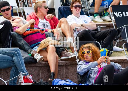 FANS IN LIEGESTÜHLEN, BEACHVOLLEYBALL, MARIEHAMN, 2011: An einem ungewöhnlich heißen Ostsee-Sommertag im August 2011 bei den PAF Open in Mariehamn, Åland, Finnland, beobachten die Menschen die Beachvolleyball-Action in entspannenden Liegestühlen auf den Außenplätzen in Sommerkleidung oder Strandbekleidung. Foto: Rob Watkins. INFO: Das PAF Open Beach Volleyballturnier fand zwischen 2009-2013 in Mariehamn, Åland, Finnland statt. Es zog die besten internationalen Teams und Spieler als Rangliste der offiziellen FIVB World Tour an und zeigte hochkarätigen Beachvolleyball. Stockfoto