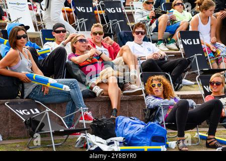 FANS IN LIEGESTÜHLEN, BEACHVOLLEYBALL, MARIEHAMN, 2011: An einem ungewöhnlich heißen Ostsee-Sommertag im August 2011 bei den PAF Open in Mariehamn, Åland, Finnland, beobachten die Menschen die Beachvolleyball-Action in entspannenden Liegestühlen auf den Außenplätzen in Sommerkleidung oder Strandbekleidung. Foto: Rob Watkins. INFO: Das PAF Open Beach Volleyballturnier fand zwischen 2009-2013 in Mariehamn, Åland, Finnland statt. Es zog die besten internationalen Teams und Spieler als Rangliste der offiziellen FIVB World Tour an und zeigte hochkarätigen Beachvolleyball. Stockfoto