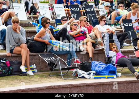 FANS IN LIEGESTÜHLEN, BEACHVOLLEYBALL, MARIEHAMN, 2011: An einem ungewöhnlich heißen Ostsee-Sommertag im August 2011 bei den PAF Open in Mariehamn, Åland, Finnland, beobachten die Menschen die Beachvolleyball-Action in entspannenden Liegestühlen auf den Außenplätzen in Sommerkleidung oder Strandbekleidung. Foto: Rob Watkins. INFO: Das PAF Open Beach Volleyballturnier fand zwischen 2009-2013 in Mariehamn, Åland, Finnland statt. Es zog die besten internationalen Teams und Spieler als Rangliste der offiziellen FIVB World Tour an und zeigte hochkarätigen Beachvolleyball. Stockfoto