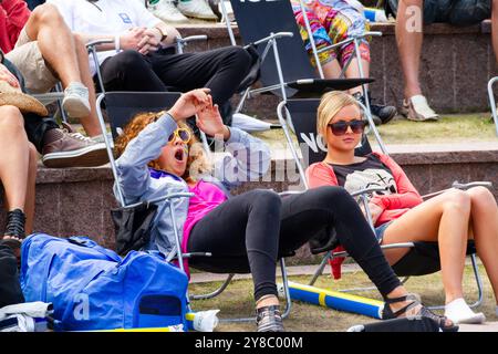 FANS IN LIEGESTÜHLEN, BEACHVOLLEYBALL, MARIEHAMN, 2011: An einem ungewöhnlich heißen Ostsee-Sommertag im August 2011 bei den PAF Open in Mariehamn, Åland, Finnland, beobachten die Menschen die Beachvolleyball-Action in entspannenden Liegestühlen auf den Außenplätzen in Sommerkleidung oder Strandbekleidung. Foto: Rob Watkins. INFO: Das PAF Open Beach Volleyballturnier fand zwischen 2009-2013 in Mariehamn, Åland, Finnland statt. Es zog die besten internationalen Teams und Spieler als Rangliste der offiziellen FIVB World Tour an und zeigte hochkarätigen Beachvolleyball. Stockfoto