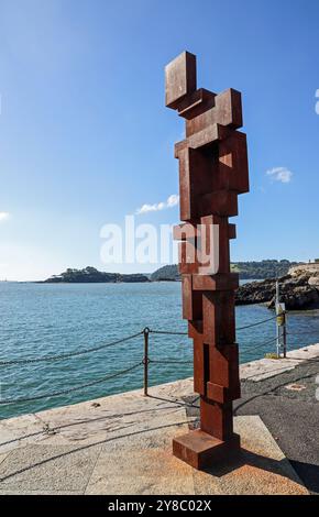 Sir Anthony Gormleys Skulptur ‘Look II’ aus dem Jahr 12ft blickt von seinem Haus am West Hoe Pier Plymouth über den Plymouth Sound. Die menschliche Figur sieht aus, um sich zu sehen Stockfoto