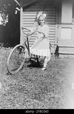 Elizabeth Hughes, Porträt in voller Länge, stehend, nach vorne gerichtet, Fahrrad in der Hand, zwischen 1915 und 1925, Hughes, Charles Evans, 1862-1948, Familie, Fotodrucke, 1910-1930., Porträtfotos, 1910-1930., Porträtfotos, 1910-1930, Fotodrucke, 1910-1930, 1 Fotodruck. Stockfoto