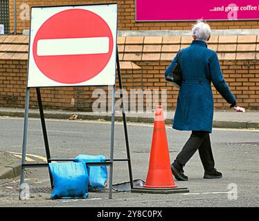 Glasgow, Schottland, Großbritannien. Oktober 2024. Wetter in Großbritannien: Sonnig, wie Einheimische und Touristen auf die Straßen im Zentrum der Stadt gingen. Credit Gerard Ferry/Alamy Live News Stockfoto