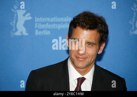 ARCHIVFOTO: Clive OWEN wird am 3. Oktober 2024 60 Jahre alt, Fotoruf "der internationale" Schauspieler Clive OWEN, Porträt, Wettbewerb außerhalb des Wettbewerbs Fotoruf, Fotosession, Pressekonferenz, Fotoruf, 59. Internationale Berliner Filmfestspiele vom 5. Bis 15. Februar 2009 in Berlin, Berlinale, 5. Januar 2009 ? SVEN SIMON, Prinzess-Luise-Str.41#45479 Muelheim/Ruhr#Tel.0208/9413250#Fax 0208/9413260#Kto 244 293 433 P ostbank E ssen BLZ 360 100 43#www.SvenSimon.net#e-mail:SvenSimon@t-online.de. Stockfoto