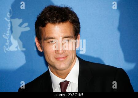 ARCHIVFOTO: Clive OWEN wird am 3. Oktober 2024 60 Jahre alt, Fotoruf "der internationale" Schauspieler Clive OWEN, Porträt, Wettbewerb außerhalb des Wettbewerbs Fotoruf, Fotosession, Pressekonferenz, Fotoruf, 59. Internationale Berliner Filmfestspiele vom 5. Bis 15. Februar 2009 in Berlin, Berlinale, 5. Januar 2009 ? SVEN SIMON, Prinzess-Luise-Str.41#45479 Muelheim/Ruhr#Tel.0208/9413250#Fax 0208/9413260#Kto 244 293 433 P ostbank E ssen BLZ 360 100 43#www.SvenSimon.net#e-mail:SvenSimon@t-online.de. Stockfoto