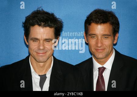 ARCHIVFOTO: Clive OWEN wird 60 Jahre alt am 3. Oktober 2024, Photocall 'The International' Regisseur Tom TYKWER (links) und Schauspieler Clive OWEN, Porträt, Wettbewerb außerhalb des Wettbewerbs Fotoruf, Fotosession, Pressekonferenz, Fotoruf, 59. Internationales Berlin Filmfestival vom 5. Bis 15. Februar 2009 in Berlin, Berlinale, 5. Januar 2009 ? SVEN SIMON, Prinzess-Luise-Str.41#45479 Muelheim/Ruhr#Tel.0208/9413250#Fax 0208/9413260#Kto 244 293 433 P ostbank E ssen BLZ 360 100 43#www.SvenSimon.net#e-mail:SvenSimon@t-online.de. Stockfoto