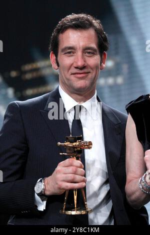 ARCHIVFOTO: Clive OWEN wird 60 Jahre alt am 3. Oktober 2024 erhält Clive OWEN die Goldene Kamera in der Kategorie „Bester internationaler Schauspieler“, Porträt, Porträt, zugeschnittenes Einzelbild, einzelnes Motiv, 48. Goldene Kamera-Preisverleihung, der Film- und Fernsehpreis des Programmmagazins Hoerzu in Berlin am 2. Februar 2013. POOLFOTO Stockfoto