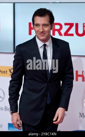 ARCHIVFOTO: Clive OWEN wird 60 Jahre alt am 3. Oktober 2024, Schauspieler Clive OWEN (England) 48. Golden Camera Award, der Film- und Fernsehpreis des Programmführers Hoerzu in Berlin am 2. Februar 2013. Stockfoto