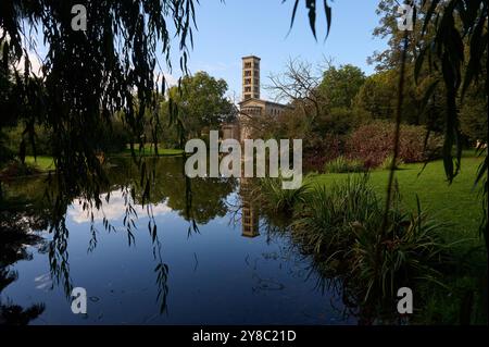 Im historischen Campanile der Friedenskirche im Potsdamer Park Sanssouci laeuten wieder die Glocken Foto vom 04.10.2024. Der Abschluss der rund vier Millionen Euro teuren Sanierung des UNESCO-Weltkulturerbe gehoerenden Denkmals wurde am Freitag gefeiert. Der 1850 errichtete Glockenturm ist rund 42 Meter hoch. Die Instandsetzungsarbeiten hatten im Februar 2022 begonnen und wurden nach Angaben der Stiftung Preussische Schloesser und Gaerten ausschliesslich durch Spenden finanziert. Im Maerz war bereits ein neues rund dreieinhalb Meter hohes Turmkreuz auf das Bauwerk gesetzt worden. Vor einig Stockfoto