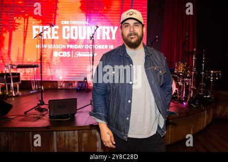 Nashville, USA. Oktober 2024. Matt Koziol tritt während eines von CBS veranstalteten Premier-Events für seine TV-Serie Fire Country, Staffel 3 im NashHouse Southern Spoon and Saloon am 3. Oktober 2024 in Nashville, Tennessee, auf. (Foto: Kindell Buchanan/SIPA USA) Credit: SIPA USA/Alamy Live News Stockfoto