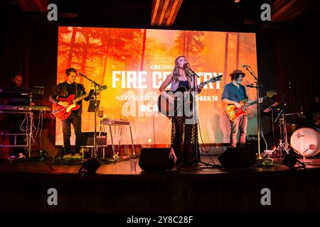 Nashville, USA. Oktober 2024. Alyssa Flaherty tritt am 3. Oktober 2024 im NashHouse Southern Spoon and Saloon in Nashville, Tennessee, bei einem CBS-Premier-Event für die TV-Serie Fire Country, Staffel 3 auf. (Foto: Kindell Buchanan/SIPA USA) Credit: SIPA USA/Alamy Live News Stockfoto