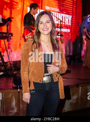 Nashville, USA. Oktober 2024. Madison Kozak tritt am 3. Oktober 2024 im NashHouse Southern Spoon and Saloon in Nashville, Tennessee, auf, während eines der wichtigsten Events der CBS-Fernsehserie Fire Country, Staffel 3. (Foto: Kindell Buchanan/SIPA USA) Credit: SIPA USA/Alamy Live News Stockfoto