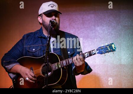 Nashville, USA. Oktober 2024. Matt Koziol tritt am 3. Oktober 2024 im NashHouse Southern Spoon and Saloon in Nashville, Tennessee, bei einem CBS-Premier-Event für die TV-Serie Fire Country, Staffel 3 auf. (Foto: Kindell Buchanan/SIPA USA) Credit: SIPA USA/Alamy Live News Stockfoto