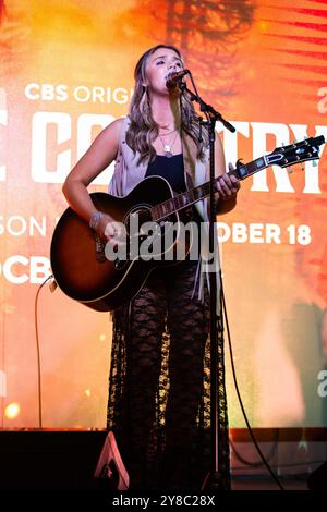 Nashville, USA. Oktober 2024. Alyssa Flaherty tritt am 3. Oktober 2024 im NashHouse Southern Spoon and Saloon in Nashville, Tennessee, bei einem CBS-Premier-Event für die TV-Serie Fire Country, Staffel 3 auf. (Foto: Kindell Buchanan/SIPA USA) Credit: SIPA USA/Alamy Live News Stockfoto