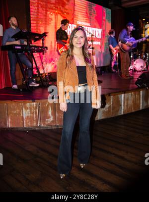 Nashville, USA. Oktober 2024. Madison Kozak tritt am 3. Oktober 2024 im NashHouse Southern Spoon and Saloon in Nashville, Tennessee, auf, während eines der wichtigsten Events der CBS-Fernsehserie Fire Country, Staffel 3. (Foto: Kindell Buchanan/SIPA USA) Credit: SIPA USA/Alamy Live News Stockfoto