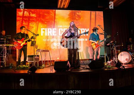 Nashville, USA. Oktober 2024. Alyssa Flaherty tritt am 3. Oktober 2024 im NashHouse Southern Spoon and Saloon in Nashville, Tennessee, bei einem CBS-Premier-Event für die TV-Serie Fire Country, Staffel 3 auf. (Foto: Kindell Buchanan/SIPA USA) Credit: SIPA USA/Alamy Live News Stockfoto