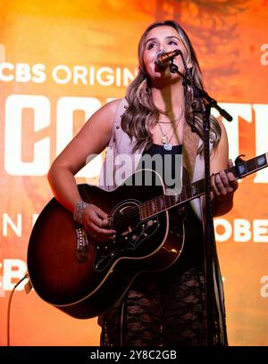 Nashville, USA. Oktober 2024. Alyssa Flaherty tritt am 3. Oktober 2024 im NashHouse Southern Spoon and Saloon in Nashville, Tennessee, bei einem CBS-Premier-Event für die TV-Serie Fire Country, Staffel 3 auf. (Foto: Kindell Buchanan/SIPA USA) Credit: SIPA USA/Alamy Live News Stockfoto