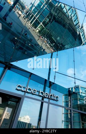 Cube Berlin Deutschland Europa Moderne Architektur Glasfassade Gebäude Büro Formen Linien Spiegelreflexe Stockfoto