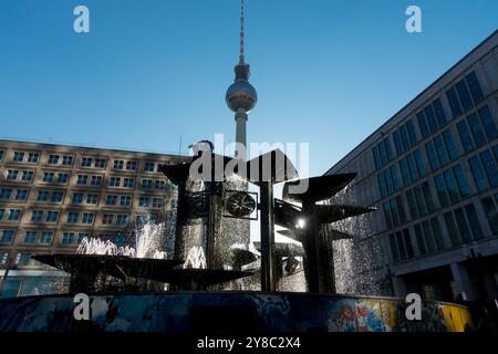 Der modernistische Brunnen der Völkerfreundschaft und der Berliner Fernsehturm am Alexanderplatz Stockfoto