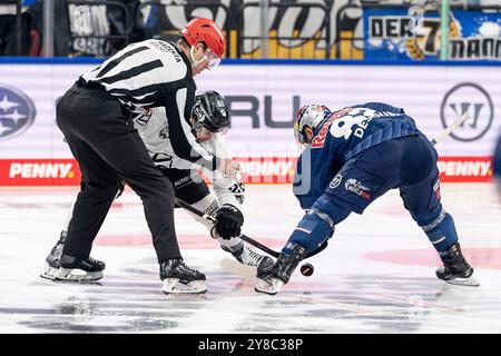 Bully zwischen Phil Varone (Grizzlys Wolfsburg, #26) und Chris DeSousa (EHC Red Bull Muenchen, #82). GER, EHC Red Bull München gegen Grizzlys Wolfsburg, Eishockey, DEL, 5. Spieltag, Saison 2024/2025, 02.10.2024. Foto: Eibner-Pressefoto/Franz Feiner Stockfoto