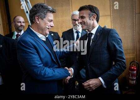 Robert Habeck (Allianz 90/die Grünen), Bundesminister für Wirtschaft und Klimaschutz und Vizekanzler, trifft im Rahmen des Berliner Globalen Dialogs am 2. Oktober 2024 auf der ESMT Berlin mit dem französischen Präsidenten Emmanuel Macron zusammen. Fotografiert als offizieller Fotograf/Foto aufgenommen als offizieller Fotograf Stockfoto