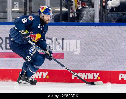 Tobias Rieder (EHC Red Bull Muenchen, Nr. 8). GER, EHC Red Bull München gegen Grizzlys Wolfsburg, Eishockey, DEL, 5. Spieltag, Saison 2024/2025, 02.10.2024. Foto: Eibner-Pressefoto/Franz Feiner Stockfoto