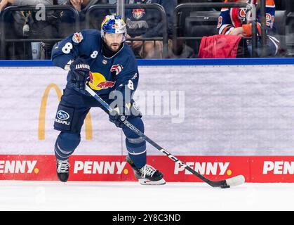 Tobias Rieder (EHC Red Bull Muenchen, Nr. 8). GER, EHC Red Bull München gegen Grizzlys Wolfsburg, Eishockey, DEL, 5. Spieltag, Saison 2024/2025, 02.10.2024. Foto: Eibner-Pressefoto/Franz Feiner Stockfoto