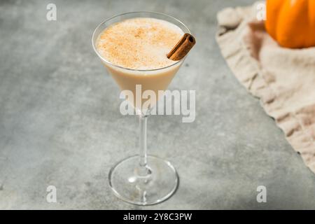 Boozy Cold Kürbis Spice Martini Cocktail mit Creme und Zimt Stockfoto