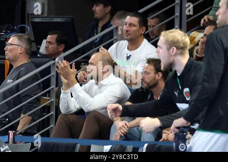 Berlin, Deutschland. Oktober 2024. 02.10.2024, Max-Schmeling-Halle, Berlin, DEU, DHB, Pokal, Fuechse Berlin gegen FRISCH AUF! Goeppingen, im Bild Paul Drux (Fuechse Berlin #95), Vorstand-Sport Stefan Kretzschmar (Fuechse Berlin) Foto: Jürgen Engler/nordphoto GmbH/dpa/Alamy Live News Stockfoto