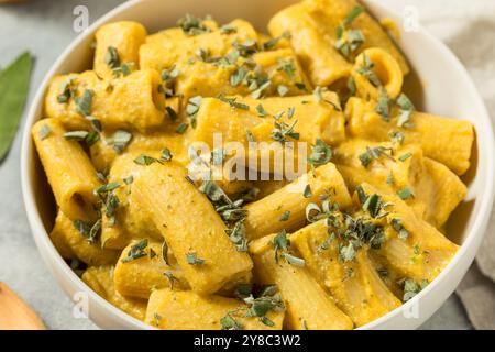 Hausgemachte Herbstbutternut-Kürbis-Pasta mit Salbei und Pfeffer Stockfoto