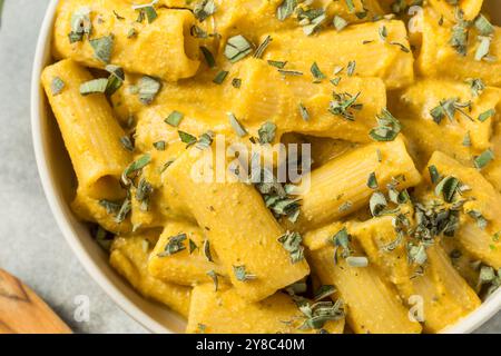 Hausgemachte Herbstbutternut-Kürbis-Pasta mit Salbei und Pfeffer Stockfoto
