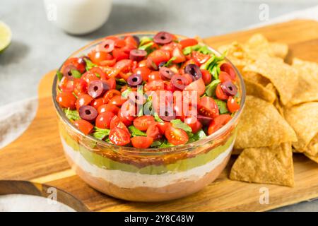 Hausgemachter mexikanischer Siebenlagiger Dip mit Tortilla Chips Stockfoto