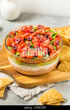 Hausgemachter mexikanischer Siebenlagiger Dip mit Tortilla Chips Stockfoto