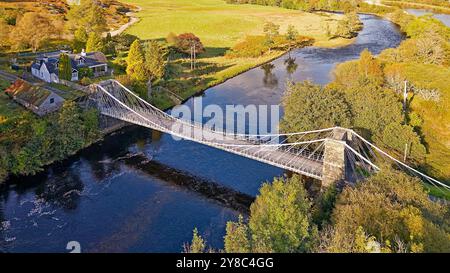 Bridge of Oich oder Victoria Bridge Aberchalder Scotland eine weiße, konische Hängebrücke über den Fluss im Spätsommer Stockfoto