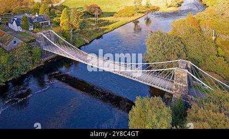 Bridge of Oich oder Victoria Bridge Aberchalder Scotland eine weiße, kegelförmige Hängebrücke über den Fluss im Spätsommer Stockfoto