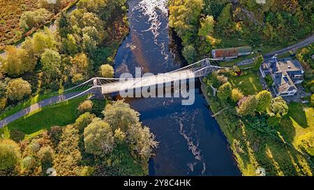 Bridge of Oich oder Victoria Bridge Aberchalder Scotland eine konische Hängebrücke über den Fluss im Spätsommer Stockfoto