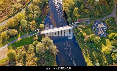 Bridge of Oich oder Victoria Bridge Aberchalder Scotland eine weiße, kegelförmige Hängebrücke über den Fluss im Spätsommer Stockfoto