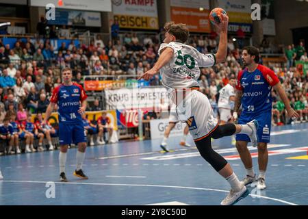 Balingen, Deutschland. Oktober 2024. Wurf von Lion Zacharias (HSG Wetzlar, #50), HBW Balingen-Weilstetten vs. HSG Wetzlar, Handball, DHB-Pokal, 2. Runde, 02.10.2024, Foto: Eibner-Pressefoto/Eibner-Pressefoto/Stefan Rosenfeld Credit: dpa/Alamy Live News Stockfoto