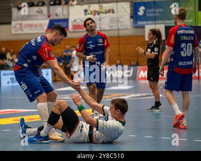 Balingen, Deutschland. Oktober 2024. Am Boden Jona Schoch (HSG Wetzlar, #22), HBW Balingen-Weilstetten vs. HSG Wetzlar, Handball, DHB-Pokal, 2. Runde, 02.10.2024, Foto: Eibner-Pressefoto/Eibner-Pressefoto/Stefan Rosenfeld Credit: dpa/Alamy Live News Stockfoto