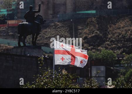 Die Flagge Georgiens fliegt über der Stadt in Tiflis, 14. September 2024. Am 26. Oktober 2024 wird das parlament in Georgien gewählt. Die Wahlen werden als wichtiger Wegweiser für das Land hinsichtlich seiner Ausrichtung auf Russland oder auf die Europäische Union angesehen. Gewalttätige Proteste gegen die derzeitige Regierungspartei Georgian Dream sorgten im Frühjahr 2023 und Frühjahr 2024 für internationalen Aufruhr, nachdem das umstrittene "Agent Law" umgesetzt wurde, das Parallelen zum 2012 in Russland verabschiedeten Gesetz hat und die Aktivitäten ausländischer Nichtregierungsorganisationen stark einschränkt. Stockfoto