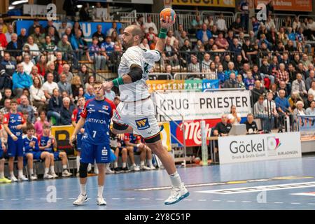 Balingen, Deutschland. Oktober 2024. Wurf von Vladimir Vronjes (HSG Wetzlar, #14), HBW Balingen-Weilstetten vs. HSG Wetzlar, Handball, DHB-Pokal, 2. Runde, 02.10.2024, Foto: Eibner-Pressefoto/Eibner-Pressefoto/Stefan Rosenfeld Credit: dpa/Alamy Live News Stockfoto