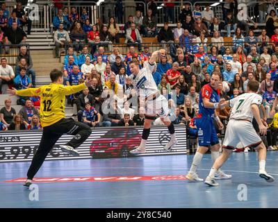 Balingen, Deutschland. Oktober 2024. Wurf von Zolt Krakovszki (HSG Wetzlar, Platz 10), HBW Balingen-Weilstetten vs. HSG Wetzlar, Handball, DHB-Pokal, 2. Runde, 02.10.2024, Foto: Eibner-Pressefoto/Eibner-Pressefoto/Stefan Rosenfeld Credit: dpa/Alamy Live News Stockfoto