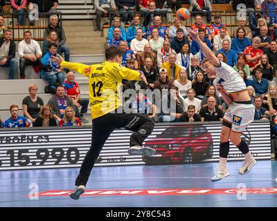 Balingen, Deutschland. Oktober 2024. Wurf von Wurf von Zolt Krakovszki (HSG Wetzlar, #10), HBW Balingen-Weilstetten vs. HSG Wetzlar, Handball, DHB-Pokal, 2. Runde, 02.10.2024, Foto: Eibner-Pressefoto/Eibner-Pressefoto/Stefan Rosenfeld Credit: dpa/Alamy Live News Stockfoto