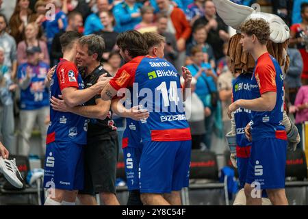 Balingen, Deutschland. Oktober 2024. Jubel nach dem Sieg der HBW Balingen-Weilstetten), HBW Balingen-Weilstetten vs. HSG Wetzlar, Handball, DHB-Pokal, 2. Runde, 02.10.2024, Foto: Eibner-Pressefoto/Eibner-Pressefoto/Stefan Rosenfeld Credit: dpa/Alamy Live News Stockfoto