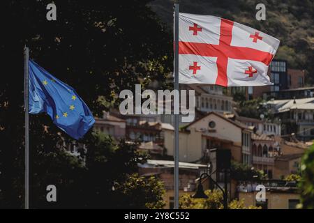 Die Flaggen Georgiens und der Europäischen Union fliegen im Zentrum der Stadt, aufgenommen in Tiflis, 14. September 2024. Am 26. Oktober 2024 wird das parlament in Georgien gewählt. Die Wahlen werden als wichtiger Wegweiser für das Land hinsichtlich seiner Ausrichtung auf Russland oder auf die Europäische Union angesehen. Gewalttätige Proteste gegen die derzeitige Regierungspartei "Georgian Dream" sorgten im Frühjahr 2023 und Frühjahr 2024 nach der Umsetzung des umstrittenen "Agent Law", das Parallelen zum 2012 in Russland verabschiedeten Gesetz hat und die Aktivitäten von Forei stark einschränkt, für internationalen Aufruhr Stockfoto