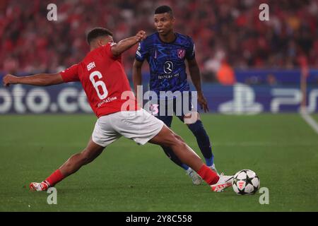 Lisboa, Portugal. Oktober 2024. Portugal, Lissabon 2. Oktober 2024 UEFA Champions League Phase 2024/25 Spieltag 2, S.L.Benfica - Atletico de Madrid v.l., Alexander Bah (S.L.Benfica), Reinildo (Atlético Madrid), Zweikampf, Action, Aktion, Battles for the Ball Credit: dpa/Alamy Live News Stockfoto