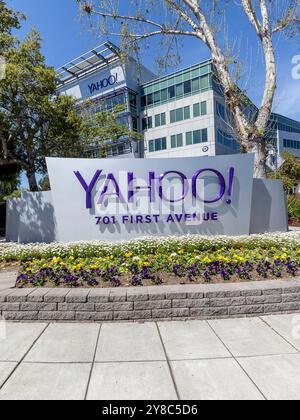 Yahoo-Schild im Hauptquartier von Yahoo in Sunnyvale, Kalifornien. Stockfoto