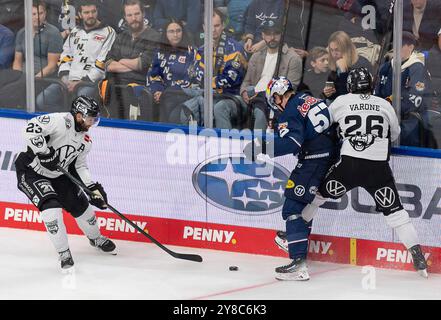 München, Deutschland. Oktober 2024. Kampf um den Puck von Emil Johansson (EHC Red Bull Muenchen, #57) mit Gerrit Fauser (Grizzlys Wolfsburg, #23) und Phil Varone (Grizzlys Wolfsburg, #26). GER, EHC Red Bull München gegen Grizzlys Wolfsburg, Eishockey, DEL, 5. Spieltag, Saison 2024/2025, 02.10.2024. Foto: Eibner-Pressefoto/Franz feiner Credit: dpa/Alamy Live News Stockfoto