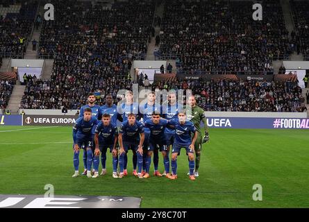 Oktober 2024, PreZero-Arena, Sinsheim, Deutschland, 1.FBL, TSG 1899 Hoffenheim vs. Werder Bremen, DFL-Vorschriften verbieten jede Verwendung von Fotografien als Bildsequenzen und/oder Quasi-Video. Auf dem Bild steht das Team Hoffenheim vor dem Spielbeginn für das Gruppenfoto zusammen. Stockfoto