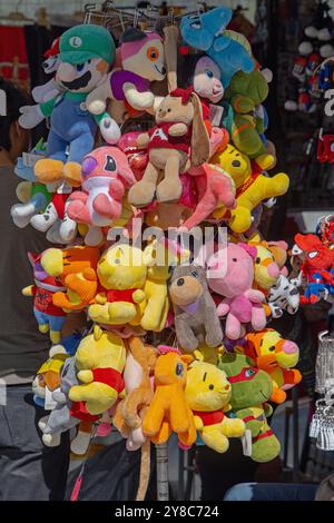 Belgrad, Serbien - 21. September 2024: Bunte Plüschtiere zum Verkauf am sonnigen Sommertag am Kiosk. Stockfoto